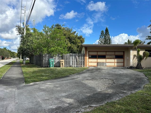 5751 SW 55th Street, Davie, FL 33314