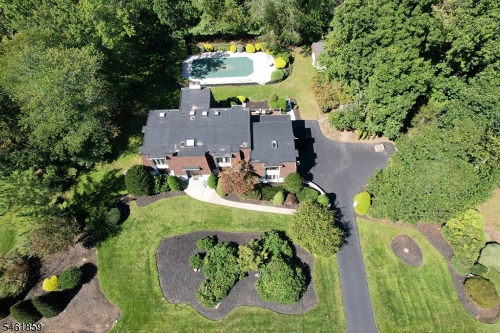 690 Orchard Ln, Franklin Lakes Boro, NJ 07417 — photo 2
