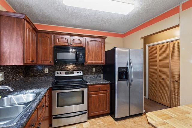 246 Gate House RD, Newport News, VA 23608
