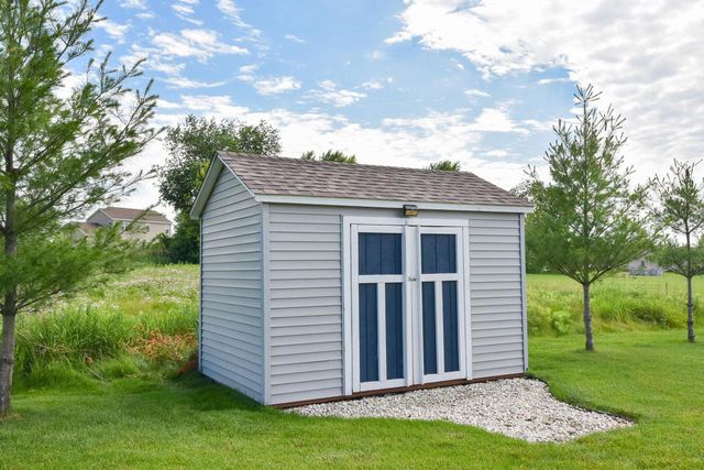 N8001 Woodland COURT, Ixonia, WI 53036
