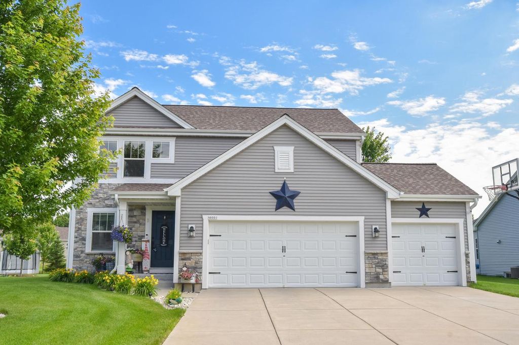 N8001 Woodland COURT, Ixonia, WI 53036