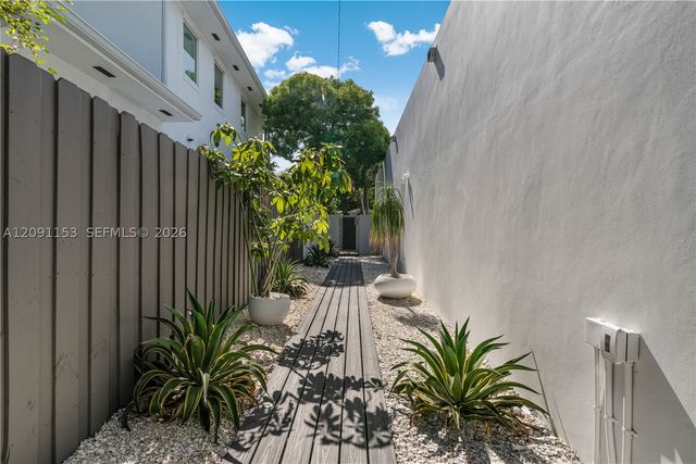 475 Woodcrest Rd, Key Biscayne, FL 33149