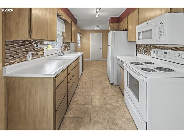 2100 WAHCLELLAH Ave, Vancouver, WA 98661