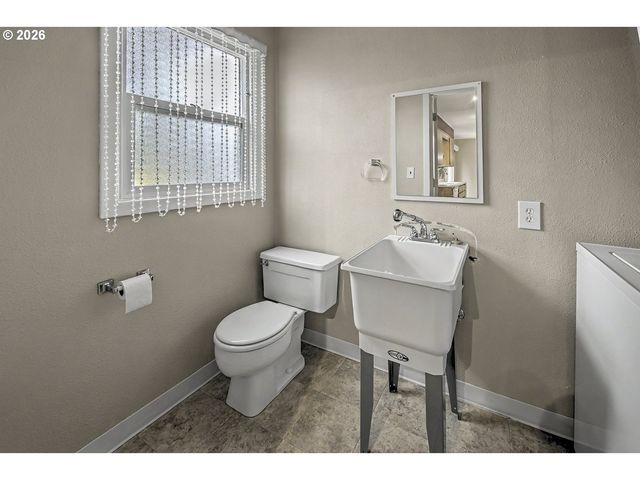 2100 WAHCLELLAH Ave, Vancouver, WA 98661