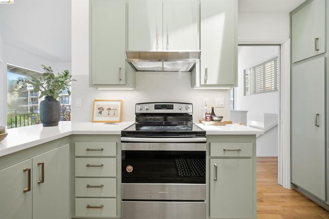 3 Windward Hl, Oakland, CA 94618