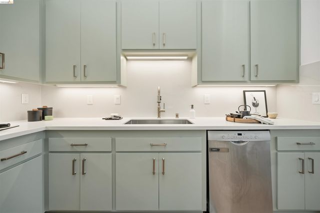 3 Windward Hl, Oakland, CA 94618