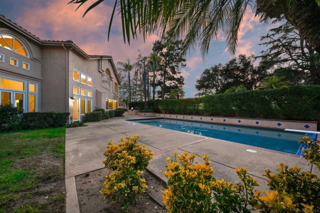 516 Camino Bailen, Escondido, CA 92029