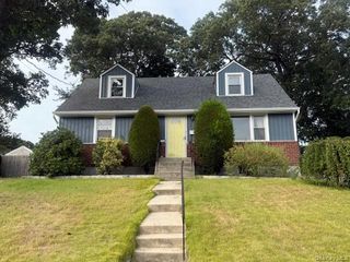 15 N Leech Circle Drive, Glen Cove, NY 11542