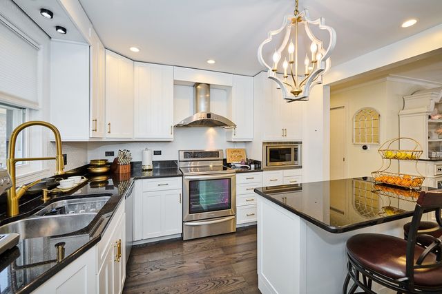 4828 W Berwyn Avenue, Chicago, IL 60630