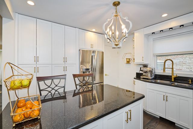 4828 W Berwyn Avenue, Chicago, IL 60630