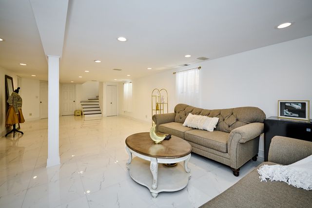 4828 W Berwyn Avenue, Chicago, IL 60630