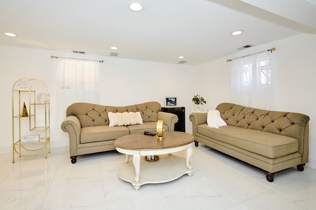 4828 W Berwyn Avenue, Chicago, IL 60630