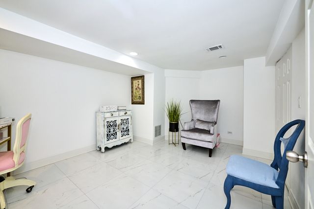 4828 W Berwyn Avenue, Chicago, IL 60630