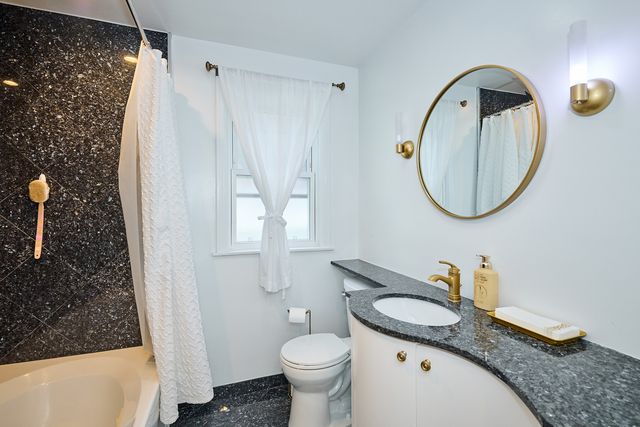 4828 W Berwyn Avenue, Chicago, IL 60630