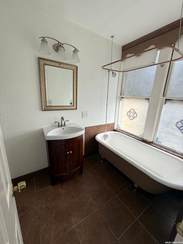 810 E Guenther, San Antonio, TX 78210
