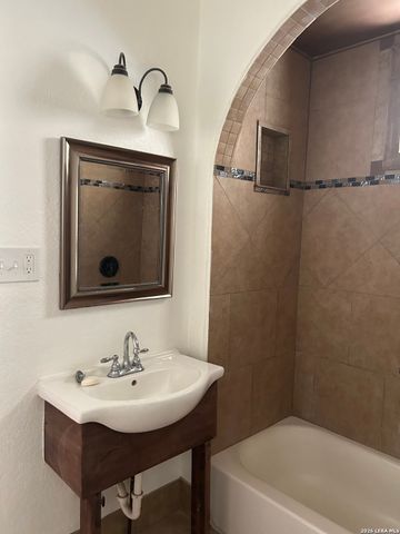810 E Guenther, San Antonio, TX 78210