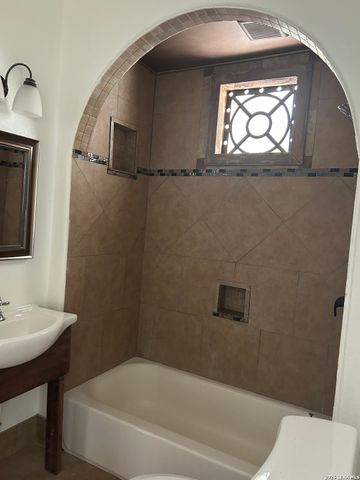 810 E Guenther, San Antonio, TX 78210