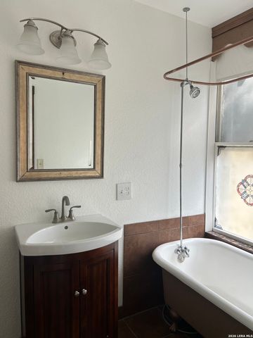 810 E Guenther, San Antonio, TX 78210