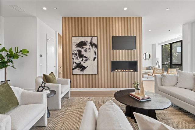 1340 W Chestnut Street 301, Chicago, IL 60642