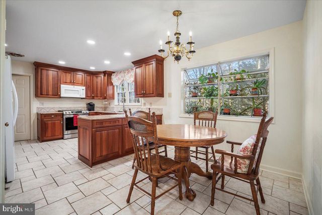 2 CANDLELIGHT CT, Potomac, MD 20854