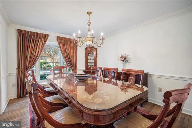 2 CANDLELIGHT CT, Potomac, MD 20854