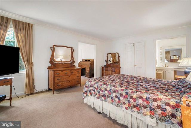 2 CANDLELIGHT CT, Potomac, MD 20854