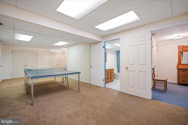 2 CANDLELIGHT CT, Potomac, MD 20854