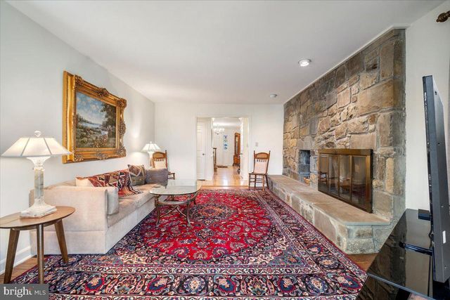 2 CANDLELIGHT CT, Potomac, MD 20854