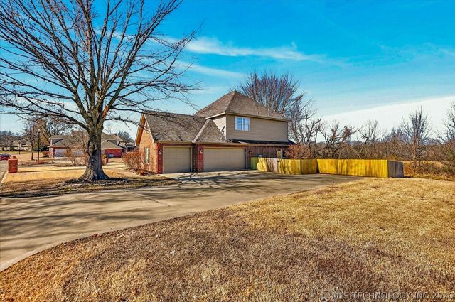 2501 Kingston Drive, Bartlesville, OK 74006