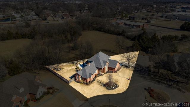 2501 Kingston Drive, Bartlesville, OK 74006