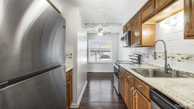 16996 Kingsbrooke Drive, Clinton Township, MI 48038