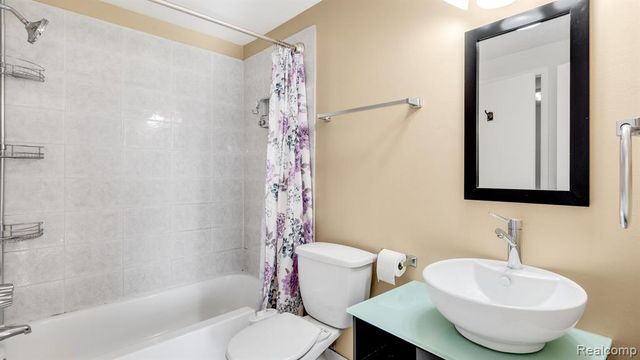 16996 Kingsbrooke Drive, Clinton Township, MI 48038