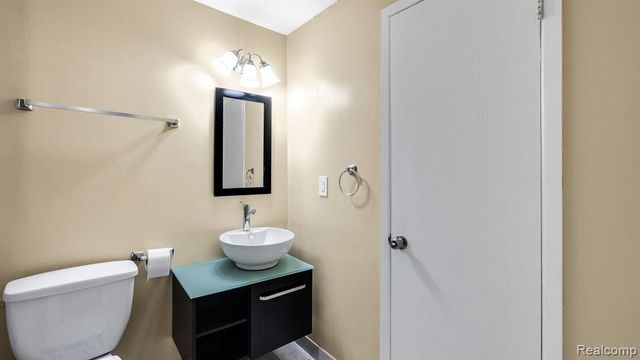 16996 Kingsbrooke Drive, Clinton Township, MI 48038