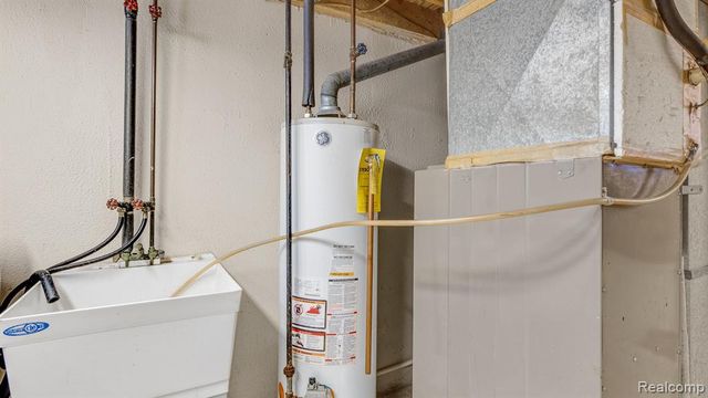 16996 Kingsbrooke Drive, Clinton Township, MI 48038