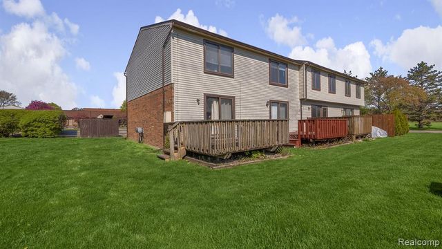 16996 Kingsbrooke Drive, Clinton Township, MI 48038