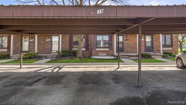 16996 Kingsbrooke Drive, Clinton Township, MI 48038