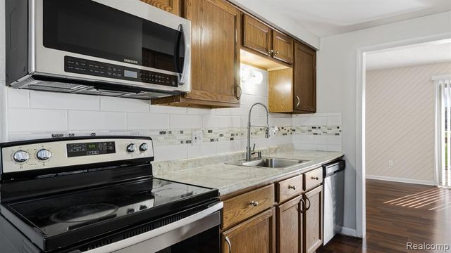 16996 Kingsbrooke Drive, Clinton Township, MI 48038