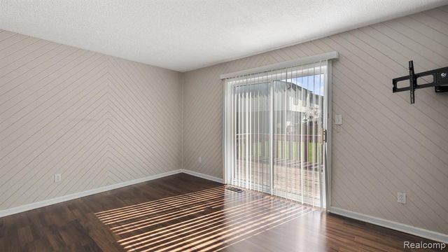 16996 Kingsbrooke Drive, Clinton Township, MI 48038