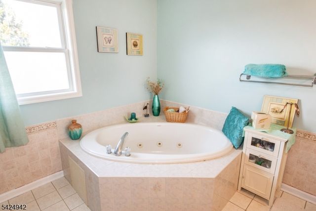 13 Witherwood Dr, Hardyston Twp., NJ 07419