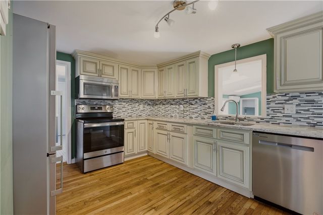 21 King Road, Tiverton, RI 02878