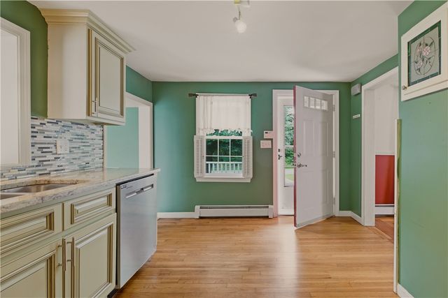 21 King Road, Tiverton, RI 02878