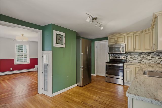 21 King Road, Tiverton, RI 02878