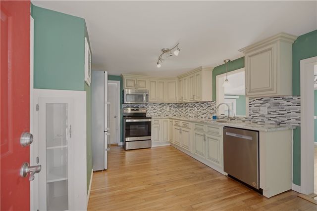 21 King Road, Tiverton, RI 02878