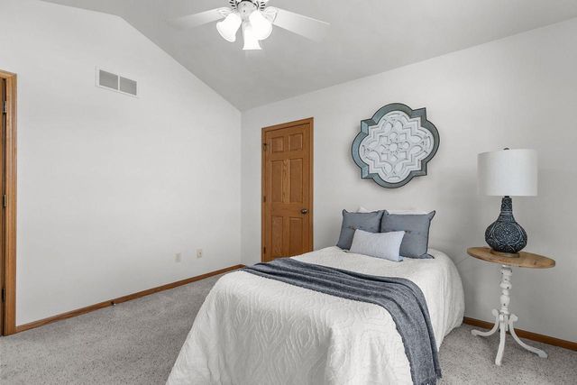 118 HONEYSUCKLE DRIVE, Hortonville, WI 54944