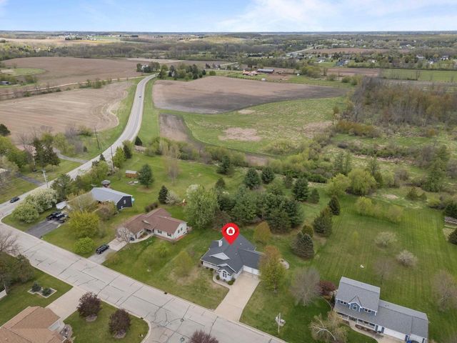 118 HONEYSUCKLE DRIVE, Hortonville, WI 54944