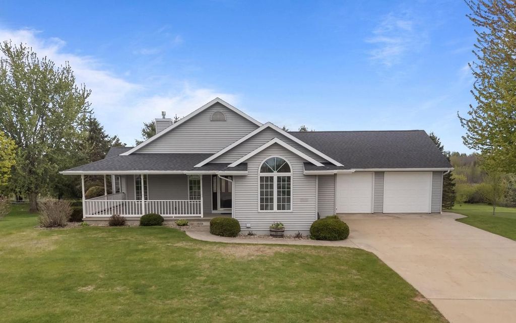 118 HONEYSUCKLE DRIVE, Hortonville, WI 54944