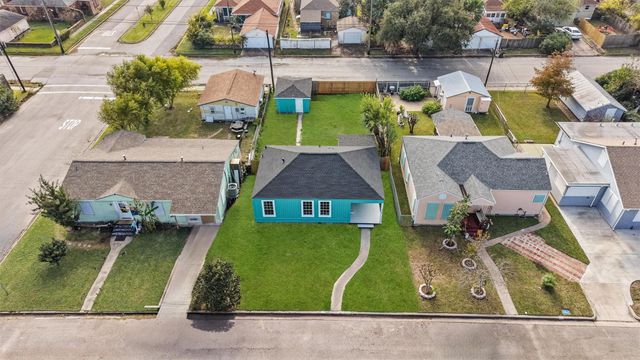 4907 Alamo Drive, Galveston, TX 77551