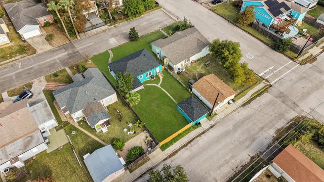 4907 Alamo Drive, Galveston, TX 77551