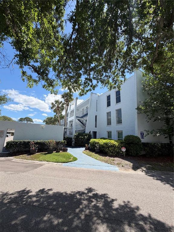 225 COUNTRY CLUB DRIVE C330, Largo, FL 33771