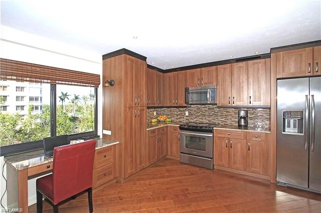 11030 Gulf Shore DR 202, Naples, FL 34108